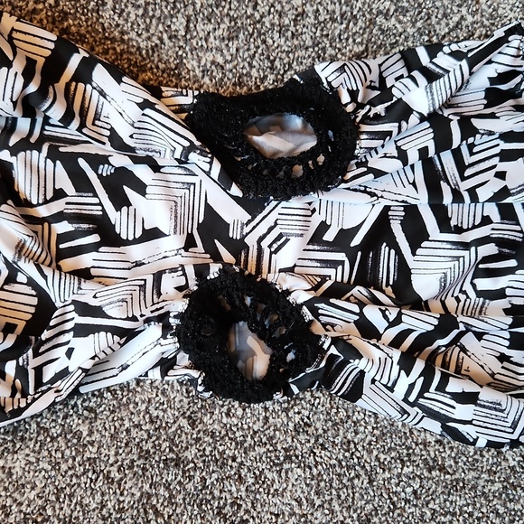 Circle Waist Monokini Crochet Detail One Piece Swimsuit - Picture 6 of 7